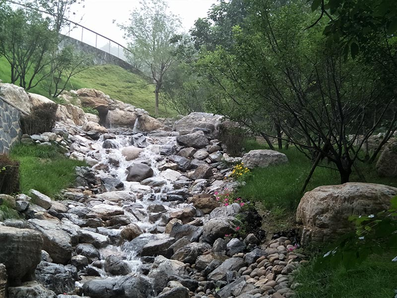 什么是靠山石（墓地中有靠山石吗）